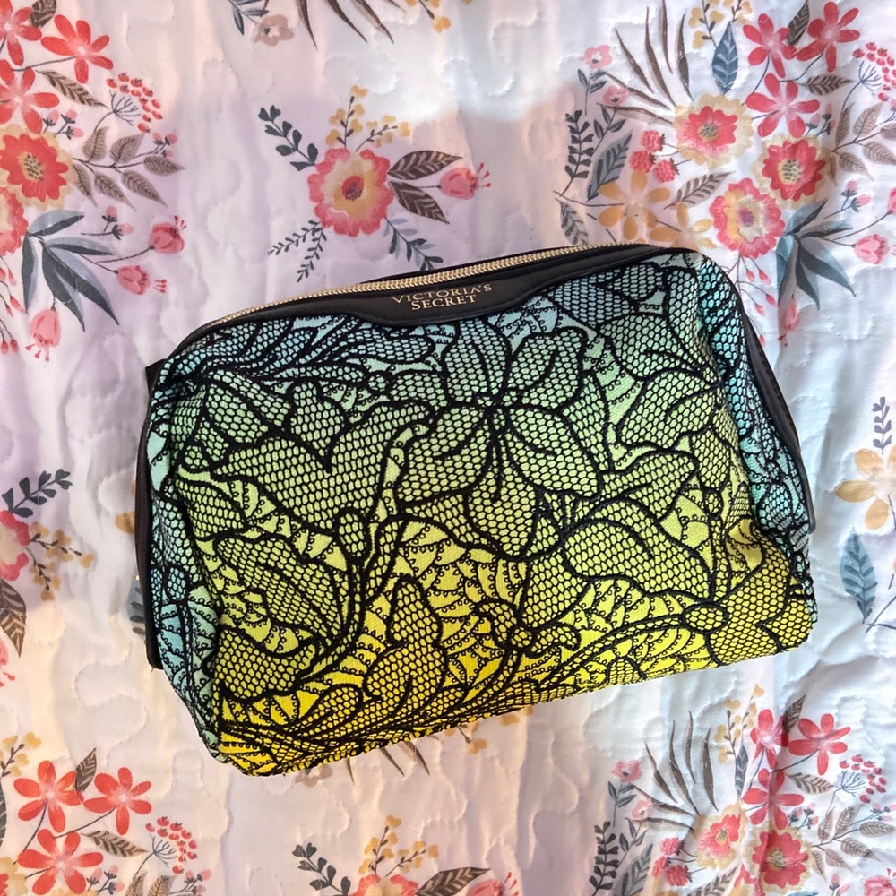 💋Like new Victoria’s Secret Makeup Bag 💋